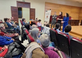 La presidenta del TSJEx, María Félix Tena, interviene ante el grupo que ha participado en una de las visitas organizadas con motivo de las Jornada de Puertas Abiertas.