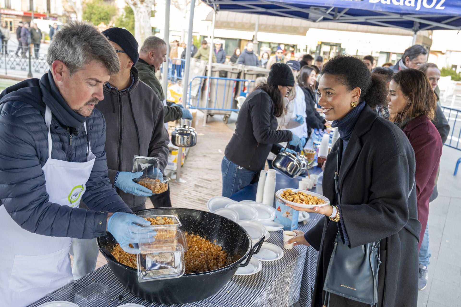 Así ha sido la degustación de las migas extremeñas más solidarias en Badajoz