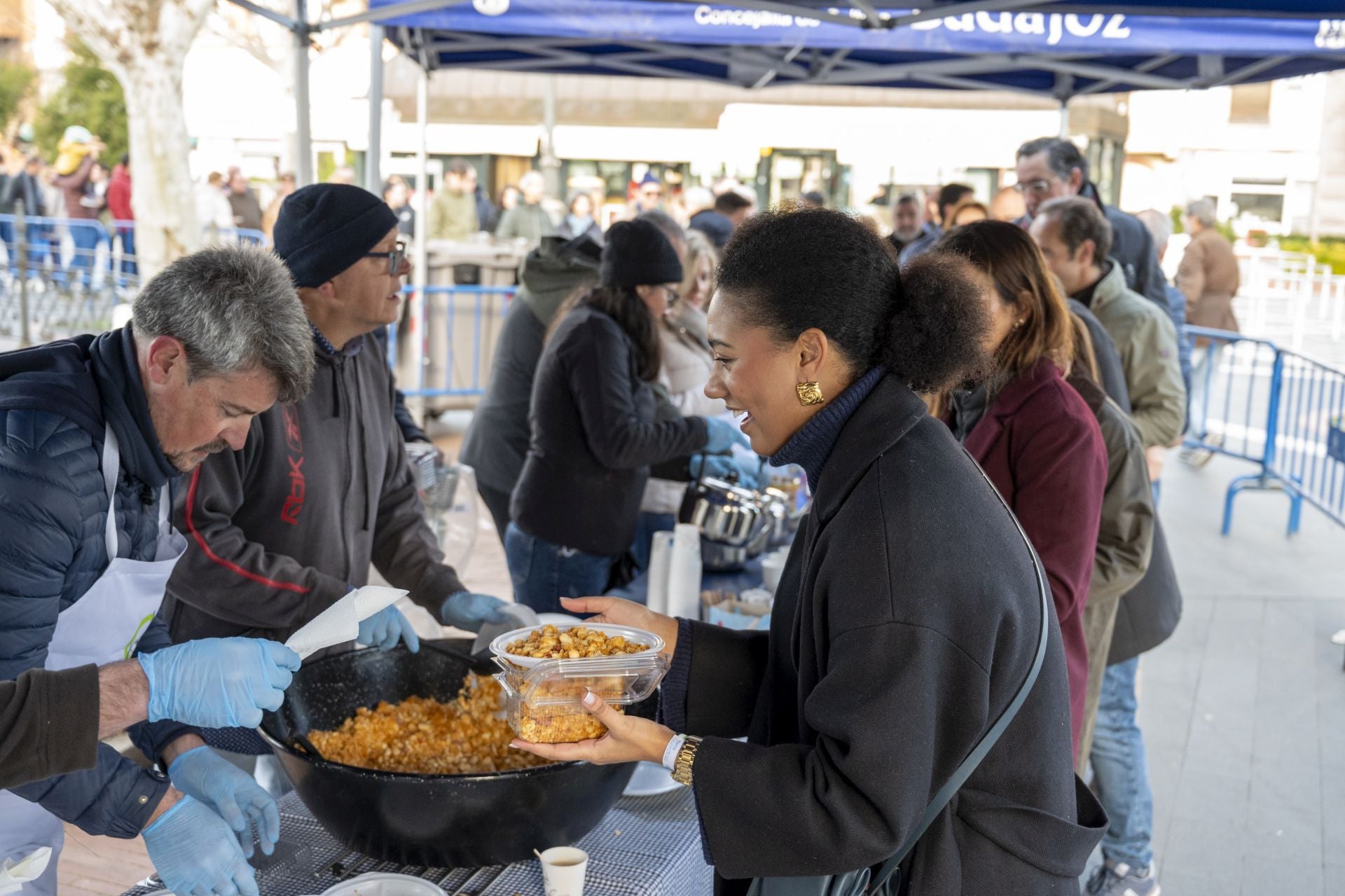 Así ha sido la degustación de las migas extremeñas más solidarias en Badajoz