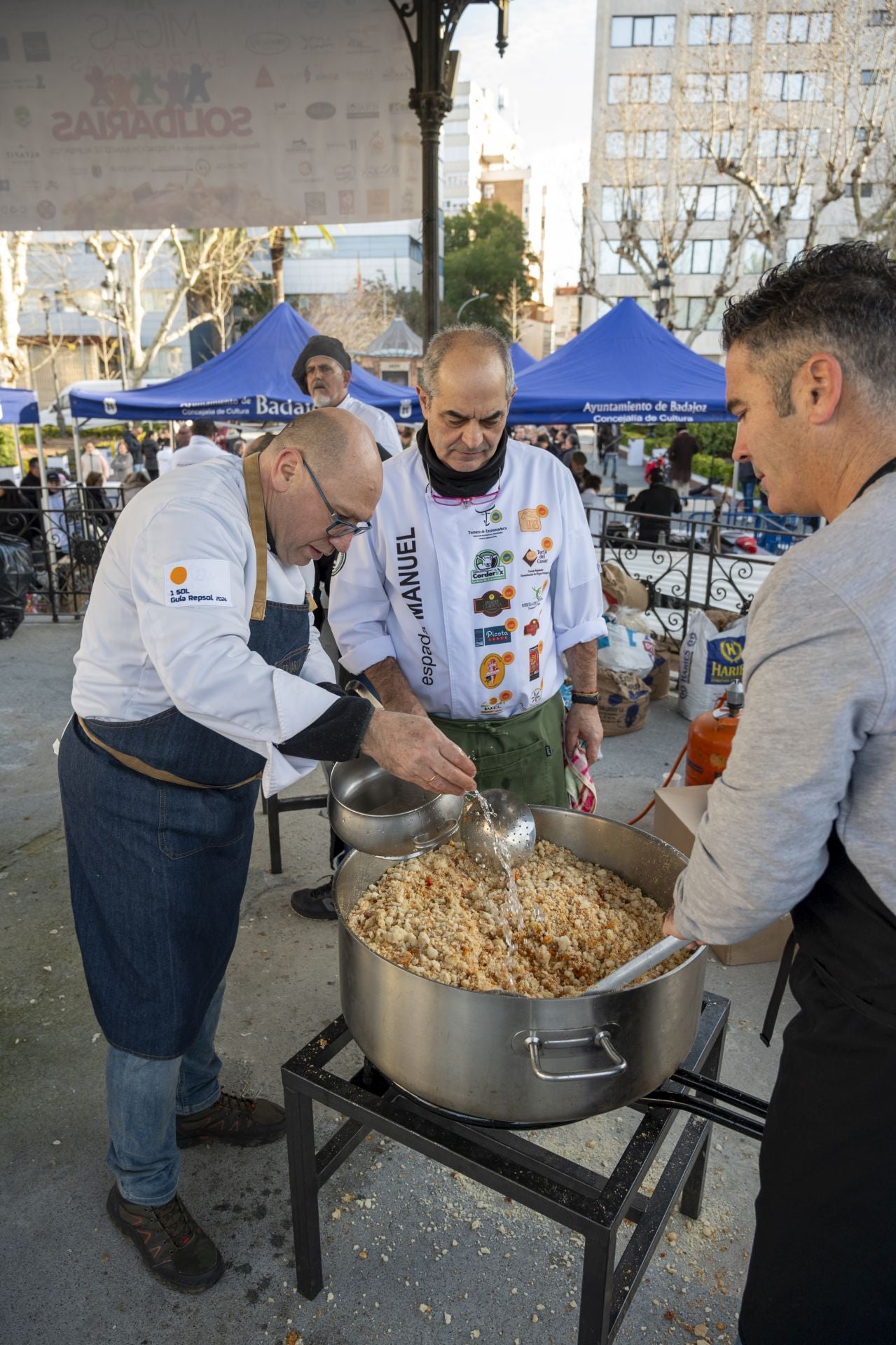 Así ha sido la degustación de las migas extremeñas más solidarias en Badajoz