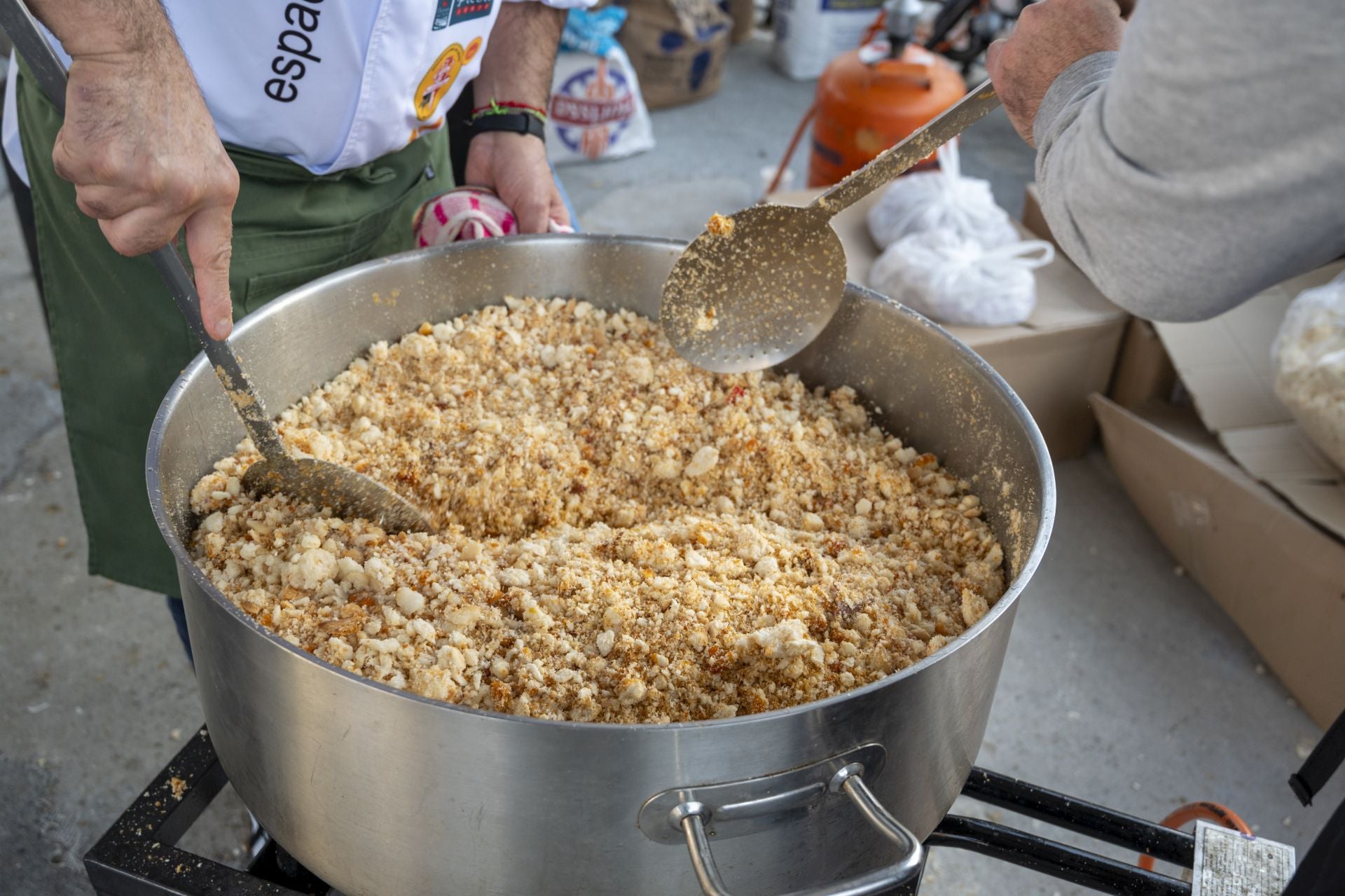 Así ha sido la degustación de las migas extremeñas más solidarias en Badajoz