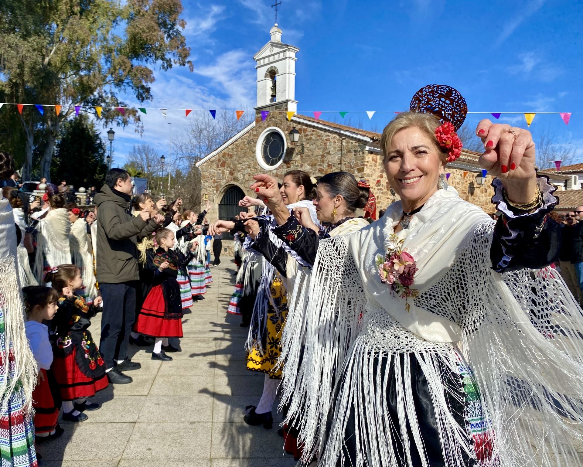 Taller de baile impartido por el grupo de folclore Trébol en la explanada de la ermita de San Blas este sábado