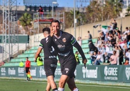 Javi Eslava celebra uno de los dos tantos que anotó este sábado frente al Betis Deportivo.