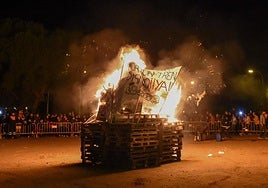 Quema de la hoguera en las Candelas de la margen derecha, pórtico del Carnaval de Badajoz.