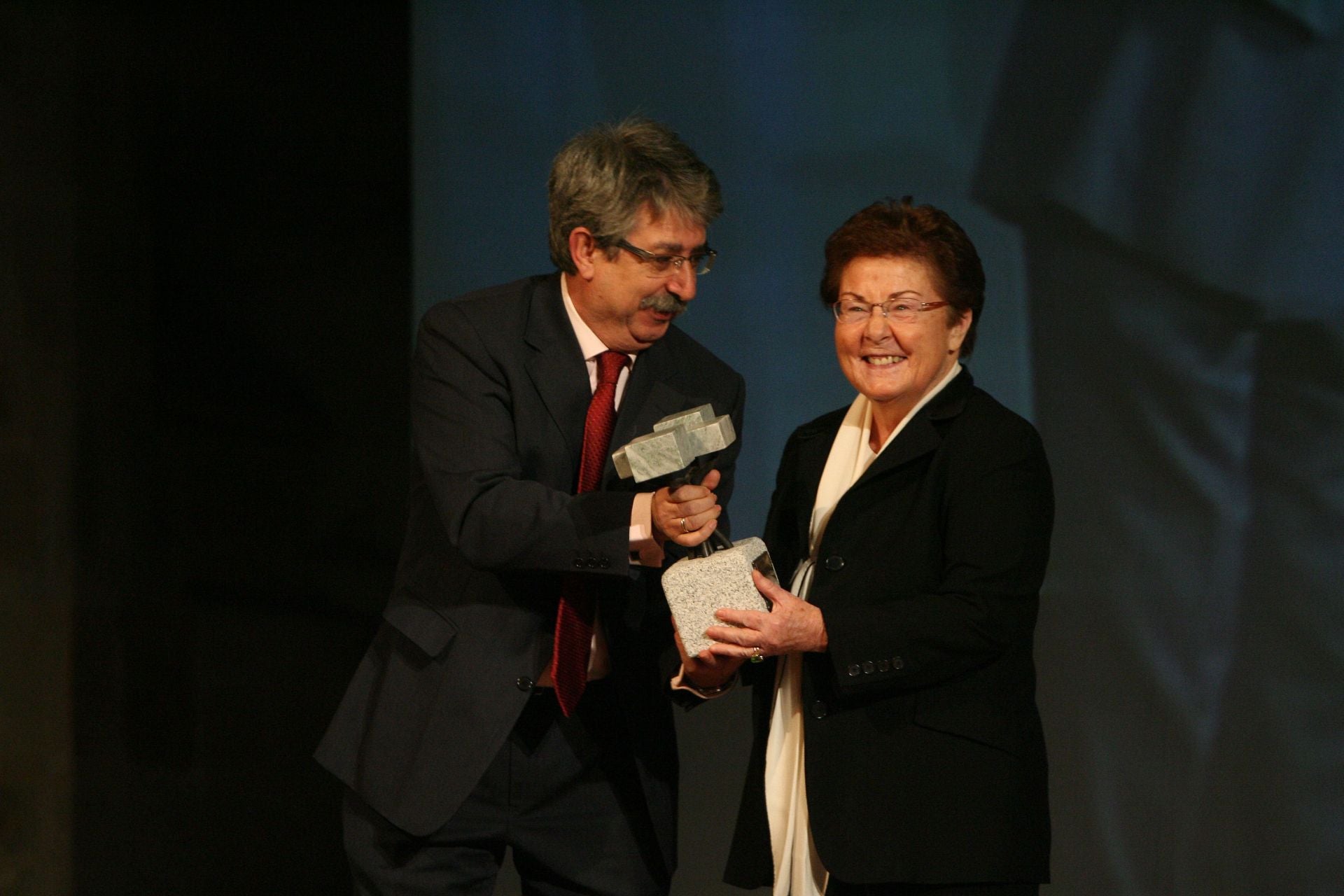 Juan Domingo Fernández, antiguo subdirector del diario HOY en Cáceres, entrega el premio Extremeños de HOY a Helga de Alvear, en el Complejo Cultural San Francisco.