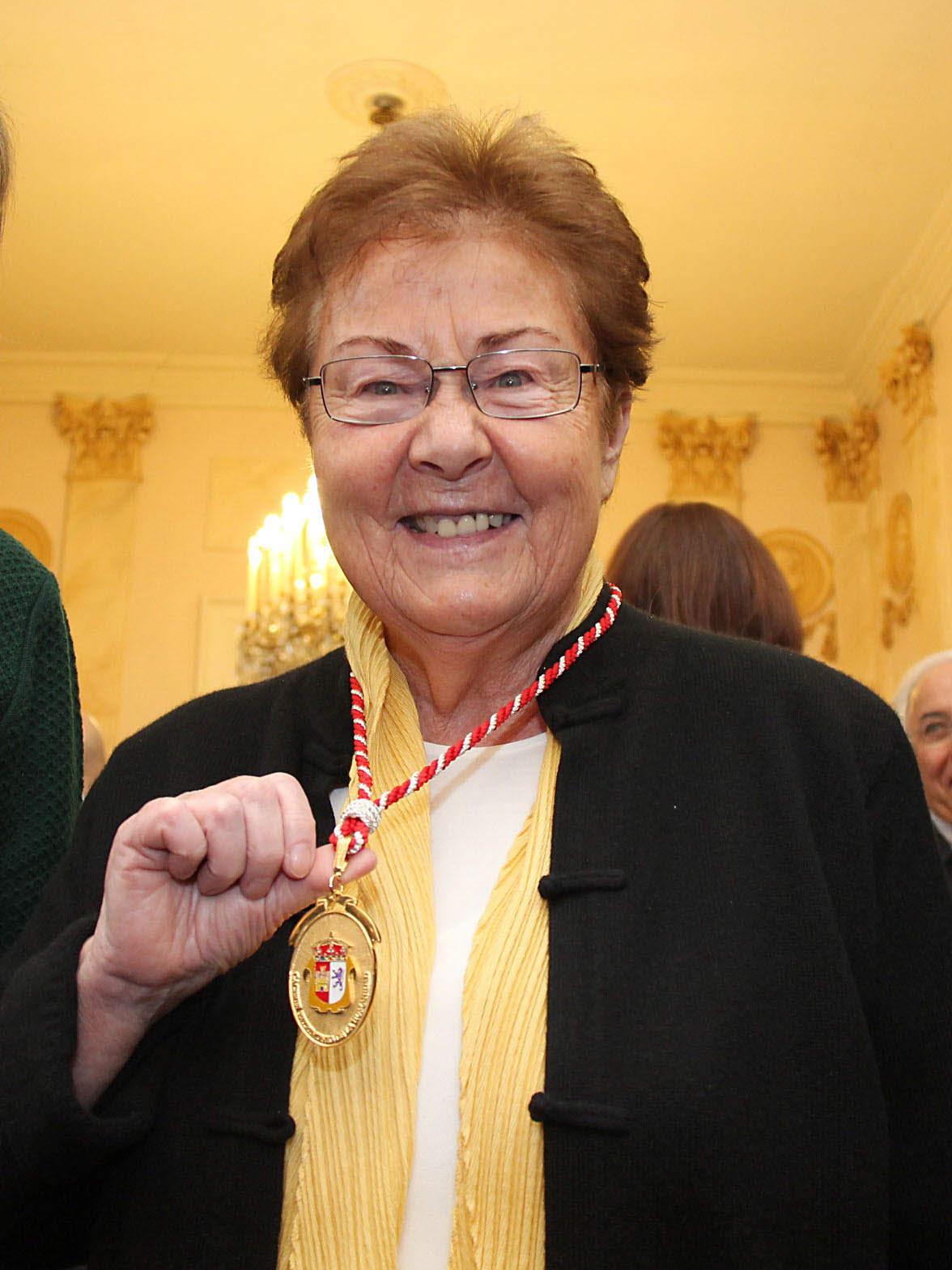 Helga de Alvear, galerista, tras recibir la medalla de la ciudad en el salón de plenos del Ayuntamiento de Cáceres.