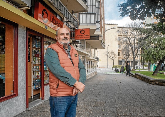 José Luis Marín en la primera librería Colón, que adquirió cuando tenía 18 años y que ahora cierra sus puertas.