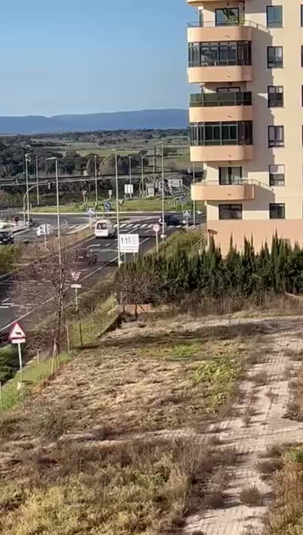 Buscan a un conductor que circulaba por Cáceres con un hombre sobre el capó de su coche