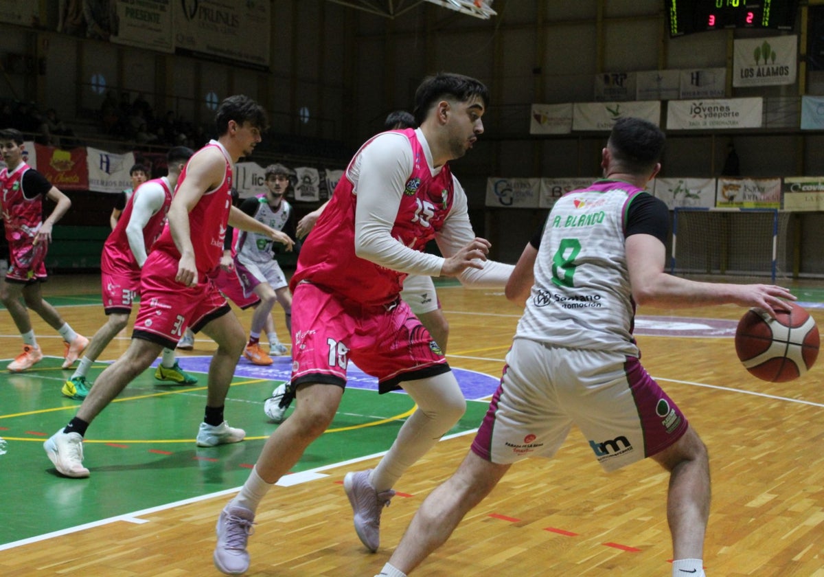 Partido entre el CB Plasencia y el ADC Baloncesto.