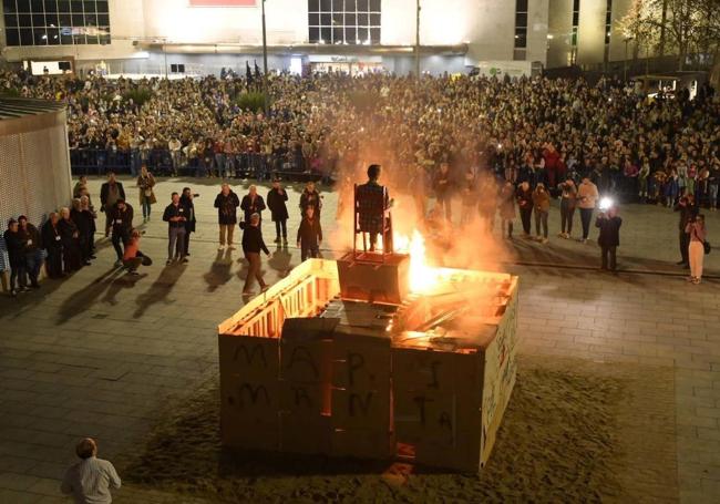 Quema del Marimanta en las Candelas de Santa Marina.