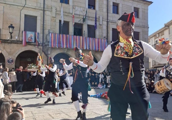 'Los Negritos' en una de las representaciones en la Plaza de España.