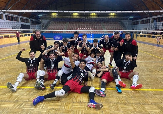 Los jugadores de las Escuelas Cacereñas celebran la victoria frene al Oviedo.