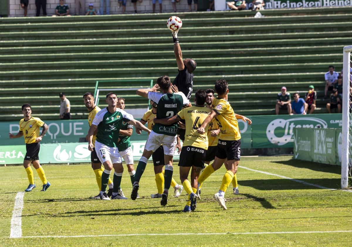 Íker San Vicente tendrá su oportunidad en el once ante la baja de Javi Barrios.