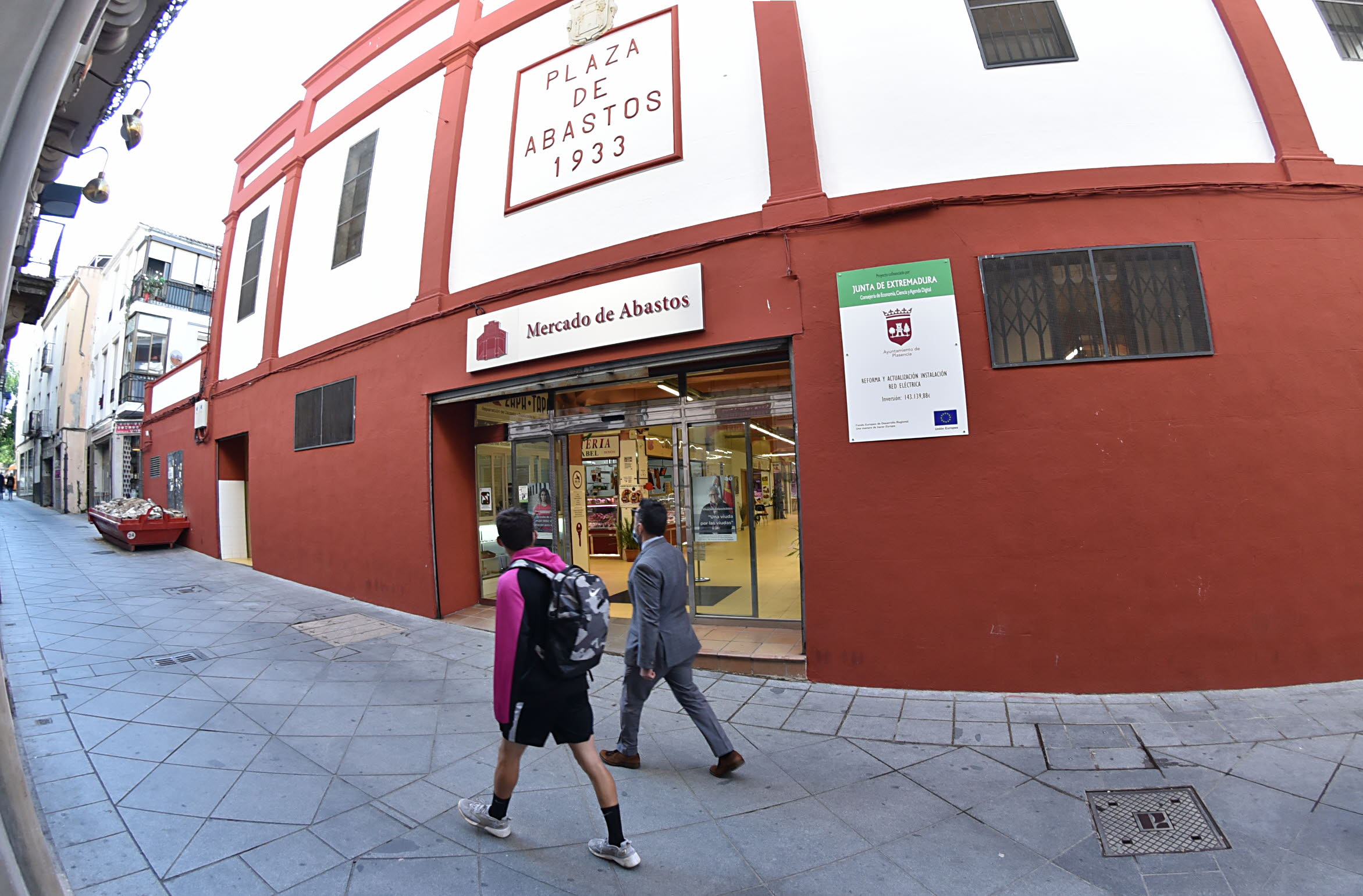 Fachada del Mercado de Abastos en la entrada por la calle Trujillo.