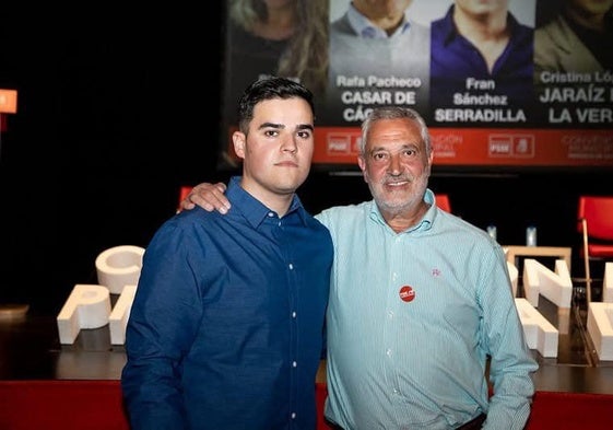 Carlos Carlos (derecha) con Alejandro Madejón en una imagen de la cuenta de Facebook de este último.