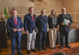 Los responsables de Cáritas junto a las autoridades locales y regionales.