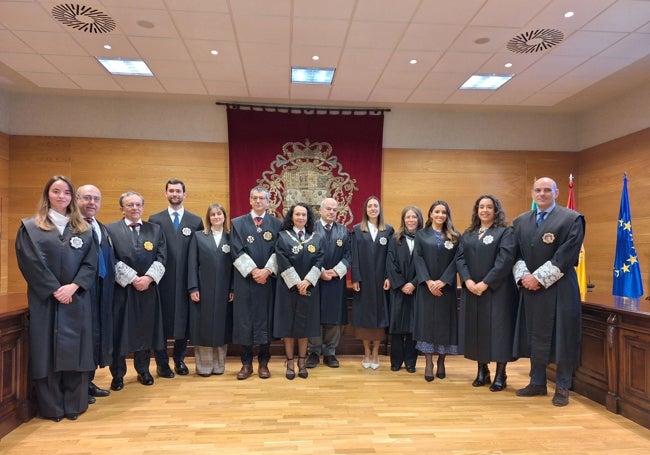 Foto de familia tras el acto celebrado el pasado día 5 en el TSJ extremeño.