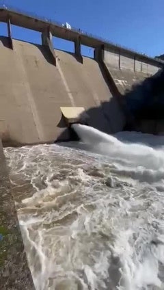 La presa de Villar del Rey empieza al soltar agua