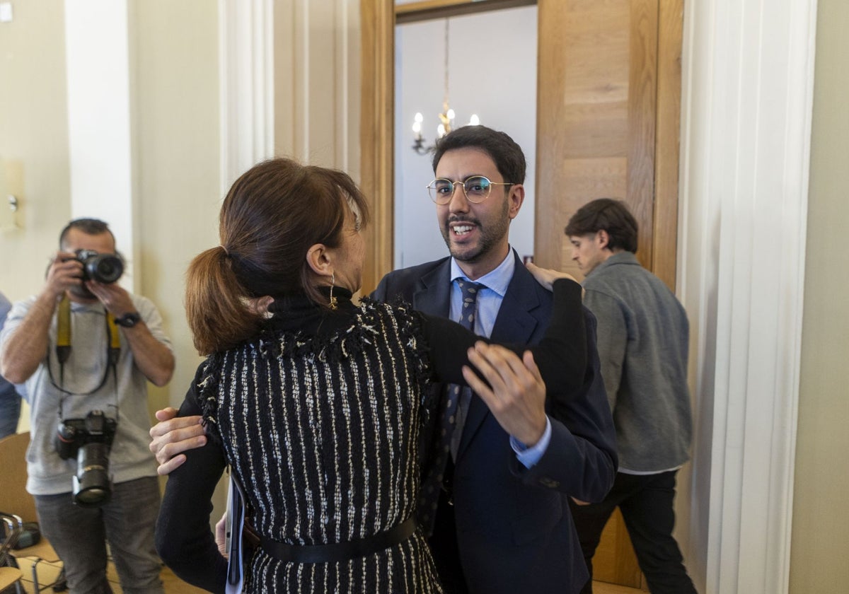 Belén Fernández (PSOE), de espaldas, con Ángel Orgaz, edil de Economía.