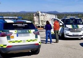 Un momento del control de tráfico por parte de la Guardia Civil.