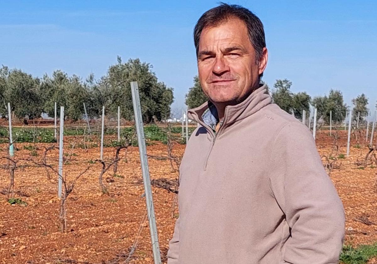 Ángel Blanco en sus tierras a las afueras de Almendralejo.