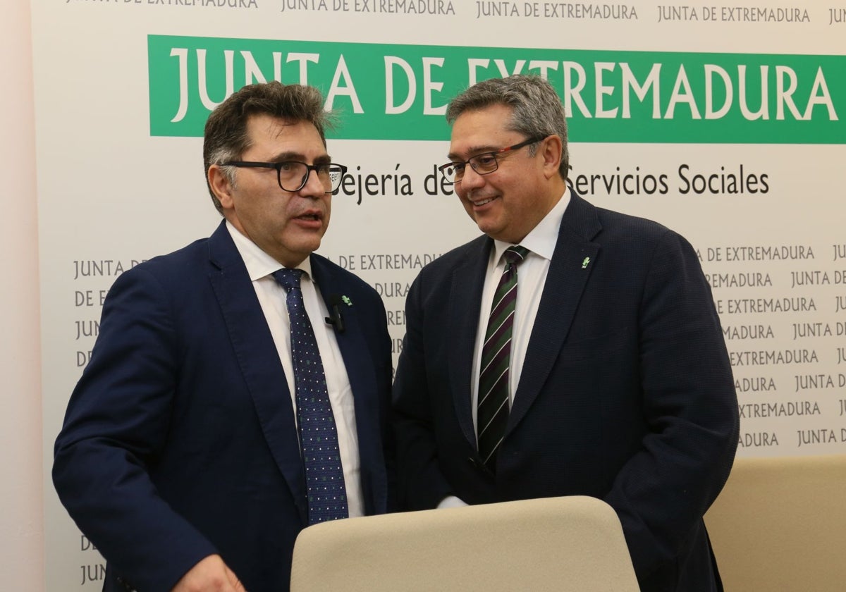 Jesús Vilés, gerente del SES (izda) y Félix Miranda, director general de Asistencia Sanitaria, esta mañana en Mérida, tras presentar las listas de espera.