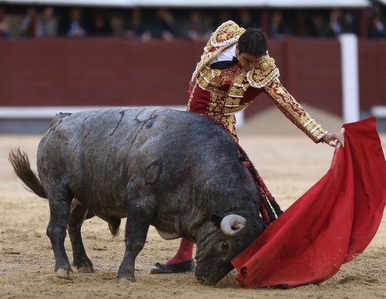 Perera en la plaza de toros de Las Ventas el día de la Hispanidad.