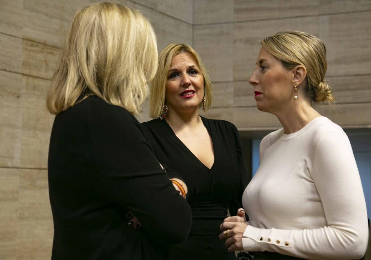 La consejera de Hacienda de la Junta, Elena Manzano, junto a la presidenta extremeña, María Guardiola, en un pleno en la Asamblea.