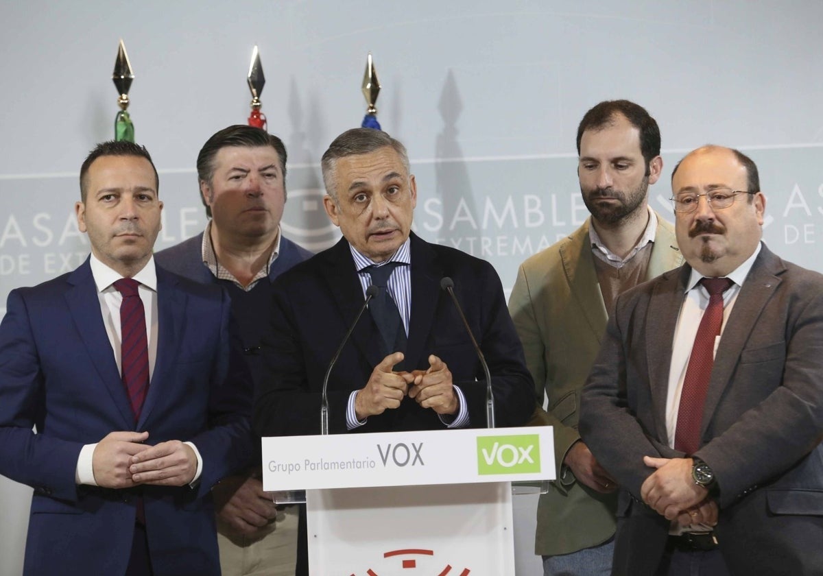 Ángel Pelayo Gordillo, de Vox, ha comparecido junto a los otros cuatro diputados de su grupo en la Asamblea.