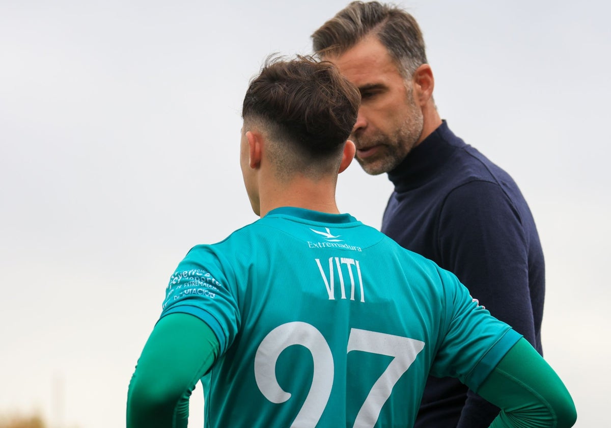 Alberto Cifuentes dando instrucciones a Viti.