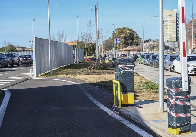 Uno de los accesos al aparcamiento, que es gratuito.