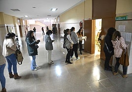 Aspirantes a un puesto en el SES esperan para hacer el examen de oposición.