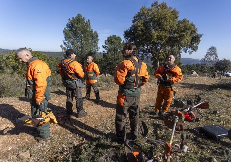 Miembros de un retén de Serradilla se disponen a hacer trabajos preventivos en una pista forestal, el pasado miércoles.