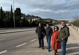 Representantes de los vendedores ambulantes, de Aeca y del Círculo Empresarial Cacereño en la avenida Cordel de Merinas.