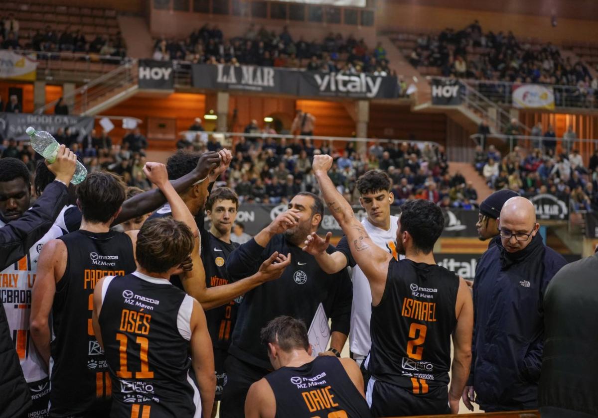 Arenga en el banquillo pacense durante un tiempo muerto.