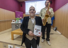 Jesús María Gómez y Flores muestra su libro.