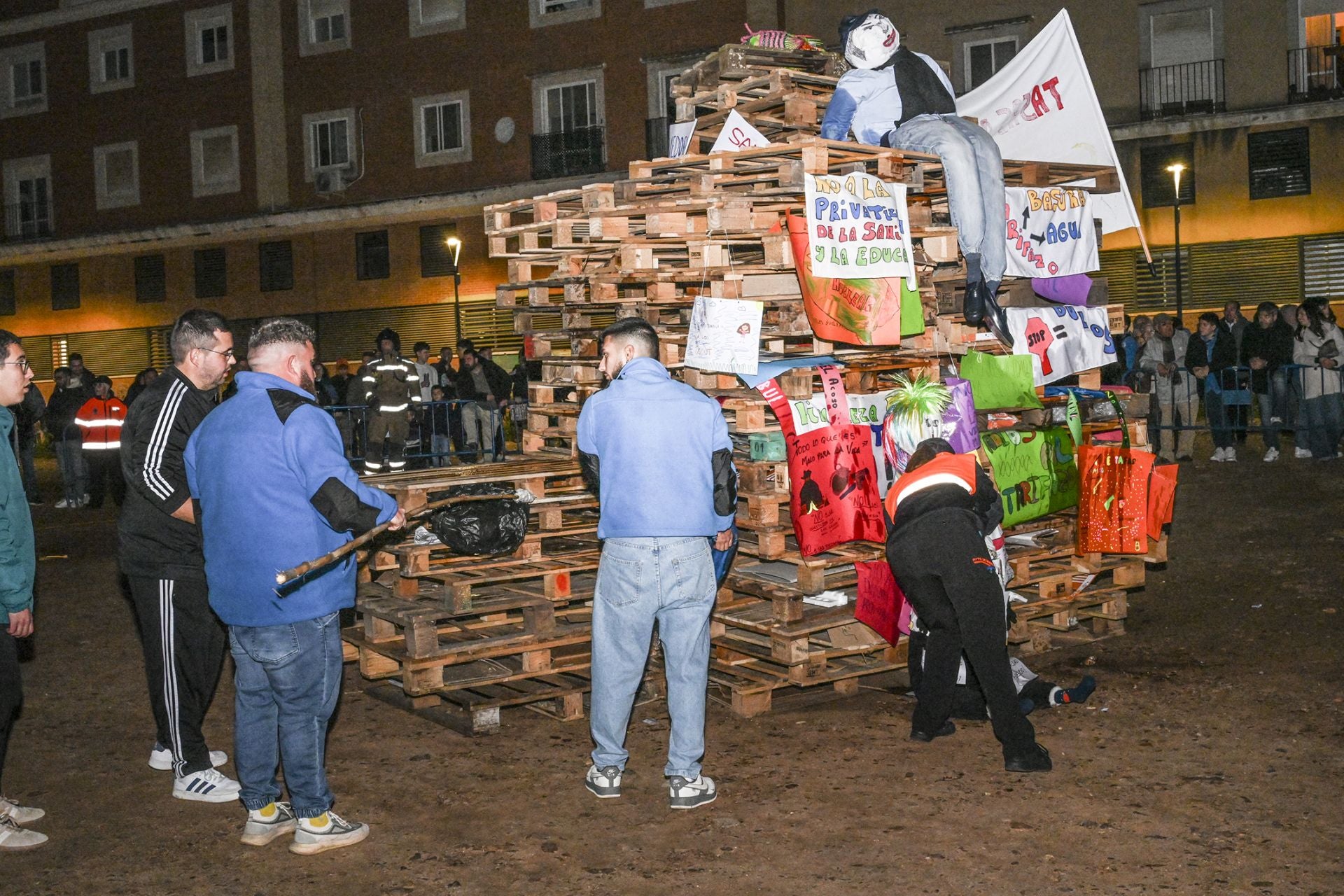 Las Candelas de la margen derecha en Badajoz, en imágenes