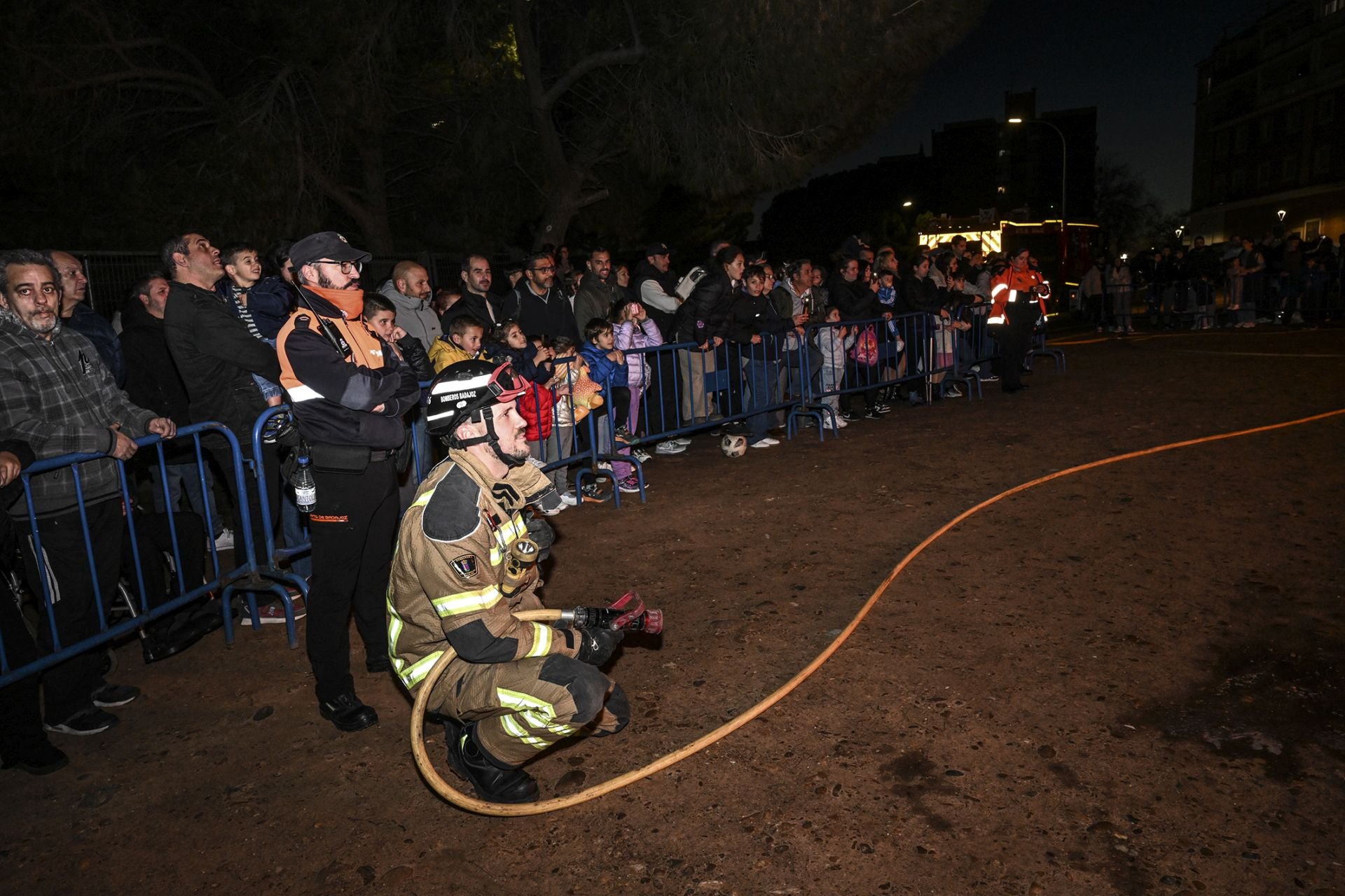 Las Candelas de la margen derecha en Badajoz, en imágenes