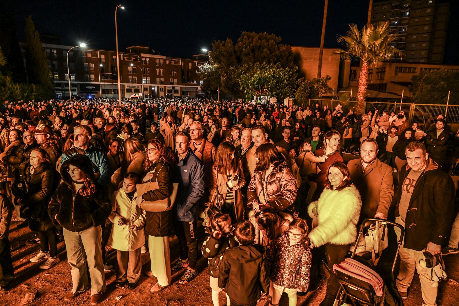 Las Candelas de la margen derecha en Badajoz, en imágenes