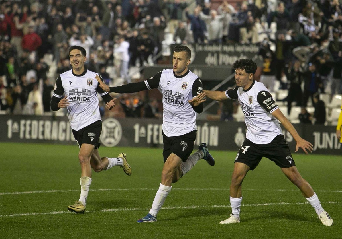 Javi Eslava celebra el 2-1 para el Mérida en el 90.