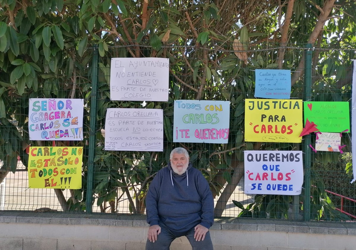 Imagen principal - Carlos, en la primera imagen rodeado de carteles colocados por los niños, así como mensajes escritos por los pequeños.