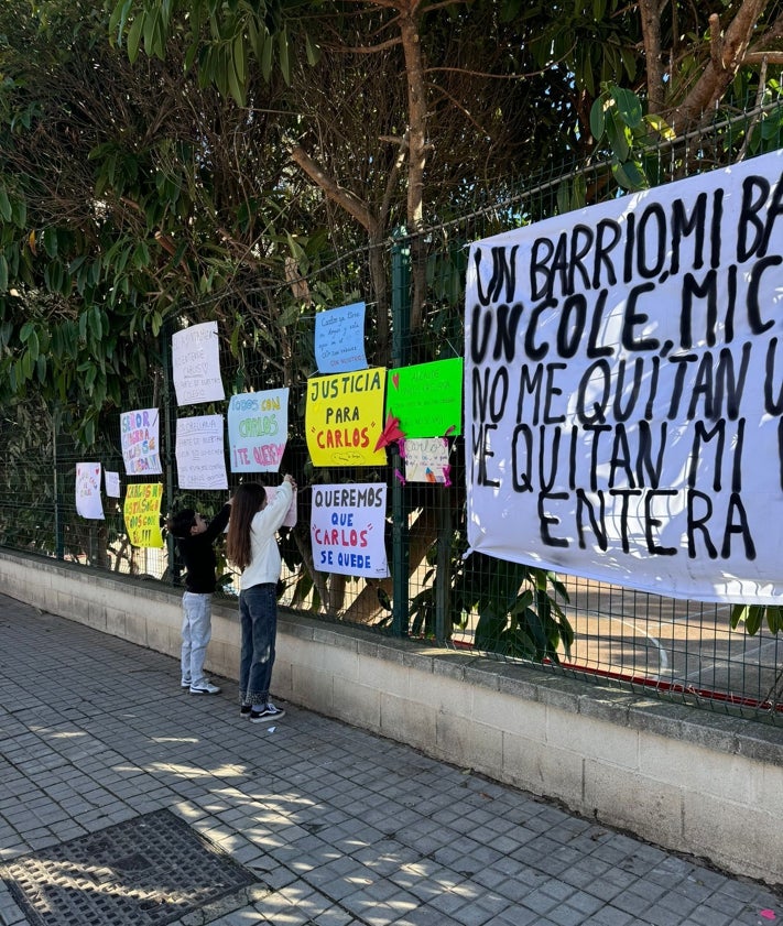 Imagen secundaria 2 - Carlos, en la primera imagen rodeado de carteles colocados por los niños, así como mensajes escritos por los pequeños.