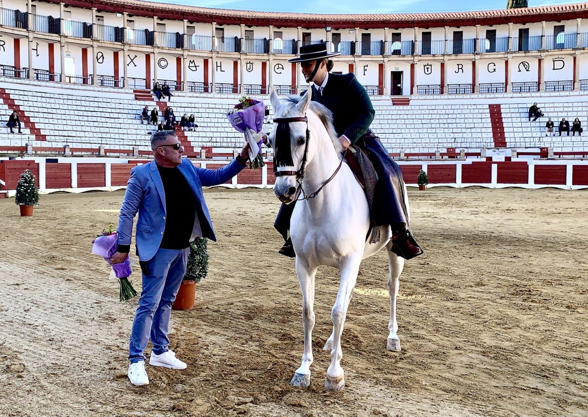 Imagen secundaria 1 - En la imagen superior, el niño Isaías y su abuelo durante la exhibición. Debajo, José Antonio Bravo entrega un ramo de flores. En la fotografía inferior, el pequeño, con su abuelo y el promotor, Marcos Lozano.