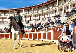 Isaías, en la silla de ruedas, con su abuelo José Antonio Bravo, en la Era de los Mártires.