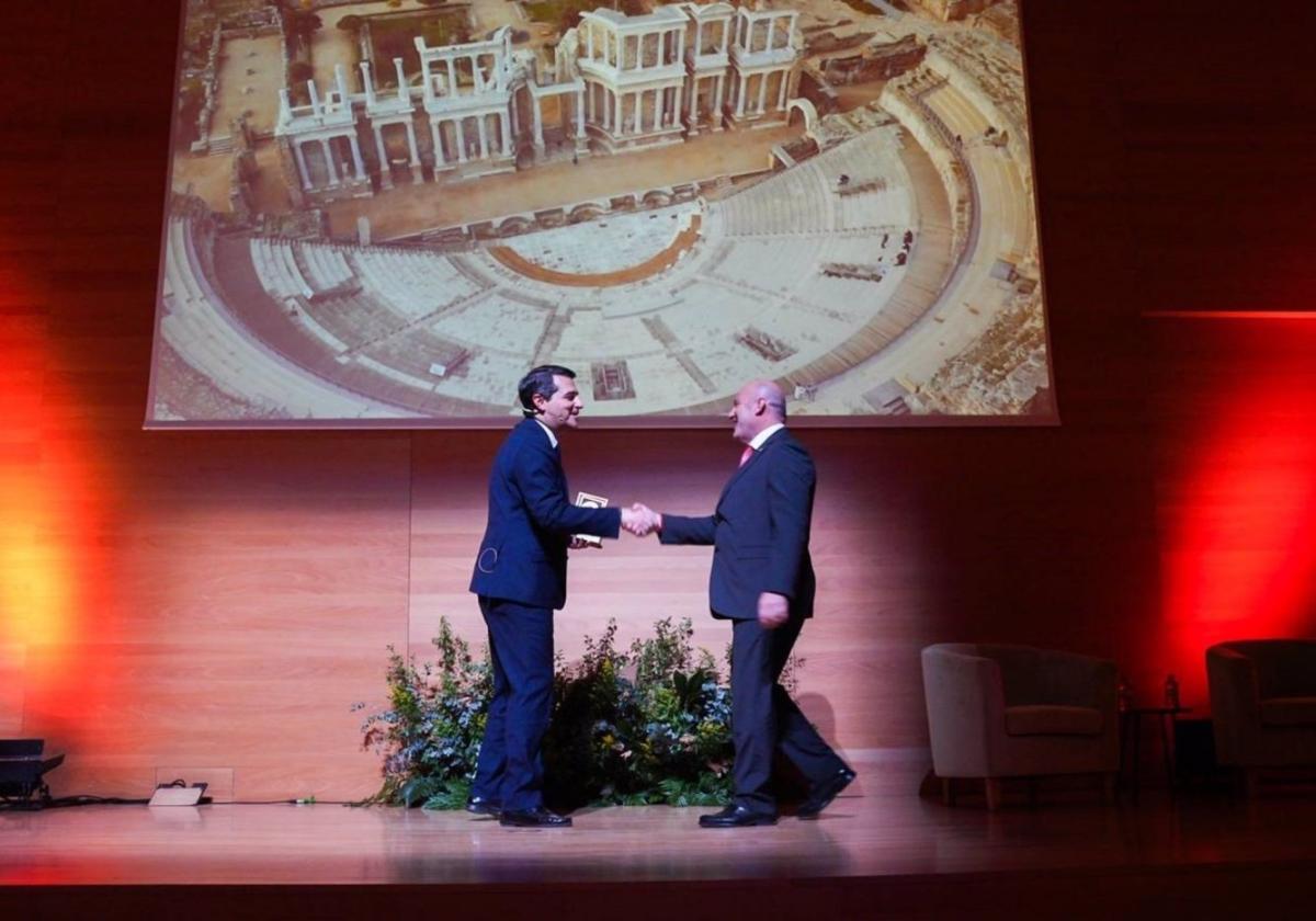 El concejal Julio César Fuster recibiendo el premio en Córdoba.