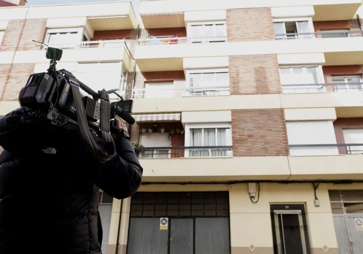 Un cámara graba en el inmueble en el que se produjo el incendio.