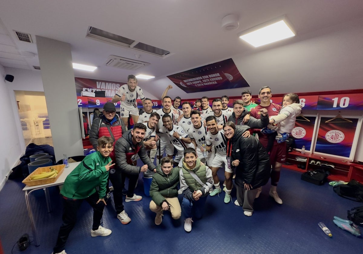 El conjunto azulgrana celebra el triunfo de este domingo ante el Jerez en el Francisco de la Hera.