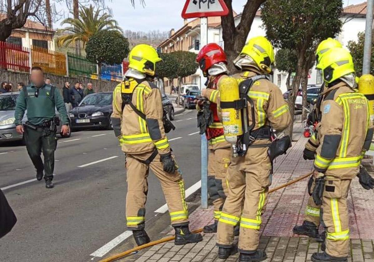 Efectivos de bomberos y agentes de la Guardia Civil han desalojado el edificio.