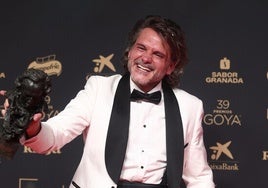 Salva Reina luce su Goya en la alfombra roja.