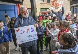 Carlos Orellana junto a los alumnos y sus familias en la protesta.